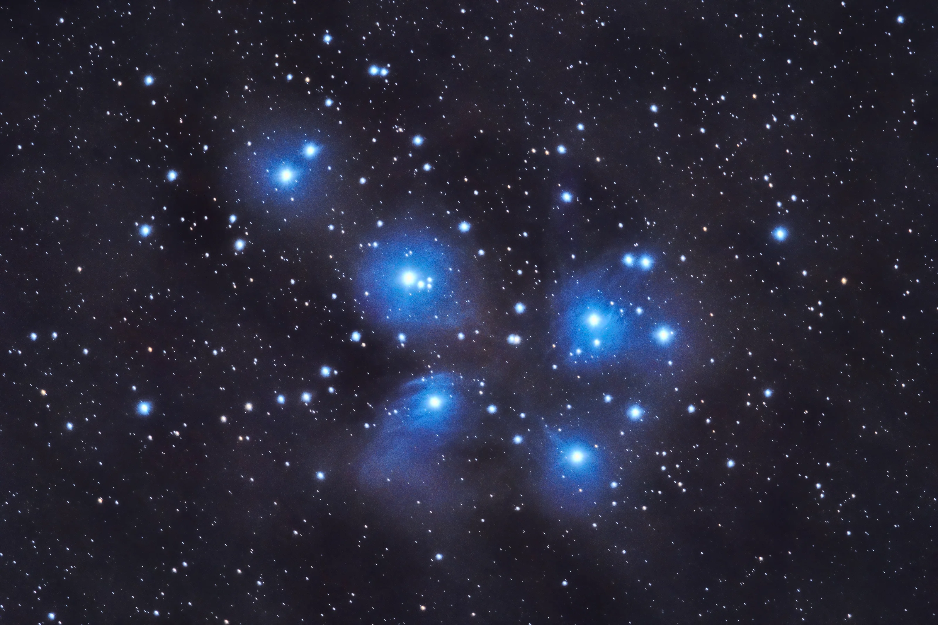 Pleiades M45 | 60 min total time (95 sec subs) | dark+flats calibration | 800mm | F/9 | 1250 ISO | Canon EOS R + 200-800mm RF lens